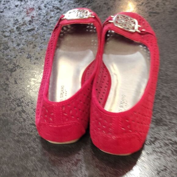Christian Siriano Red Flats with Ornamental Medallion - Picture 4 of 6